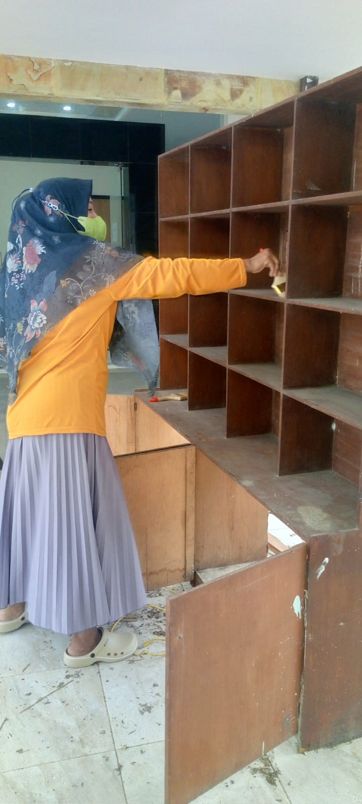 Kegiatan membersihkan perlengkapan barang kantor dan pemasangan benner untuk pesiapan lomba kelurahan tahun 2025.