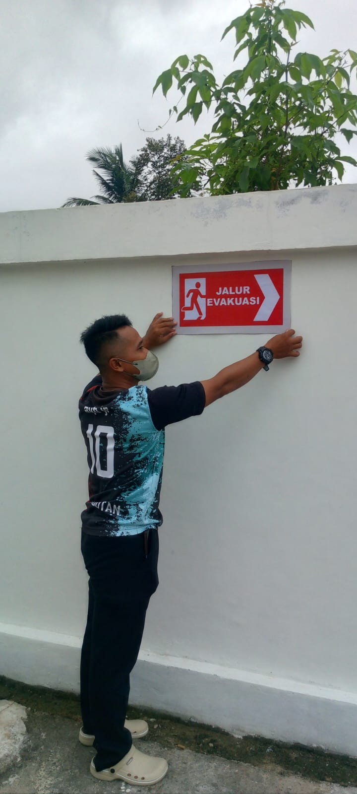 Kegiatan membersihkan perlengkapan barang kantor dan pemasangan benner untuk pesiapan lomba kelurahan tahun 2025.
