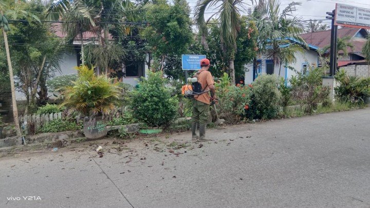 Aksi membersihkan Rumput/Gulma yang berada di pinggir jalan karya bakti RT.09 Sindang Sari.