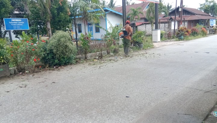 Aksi membersihkan Rumput/Gulma yang berada di pinggir jalan karya bakti RT.09 Sindang Sari.