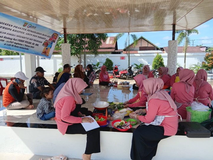 Pelatihan pembuatan makanan olahan dari ikan lele berupa kerupuk,abon dan nugget yg bersumber dari pembudidaya lele Sindang sari