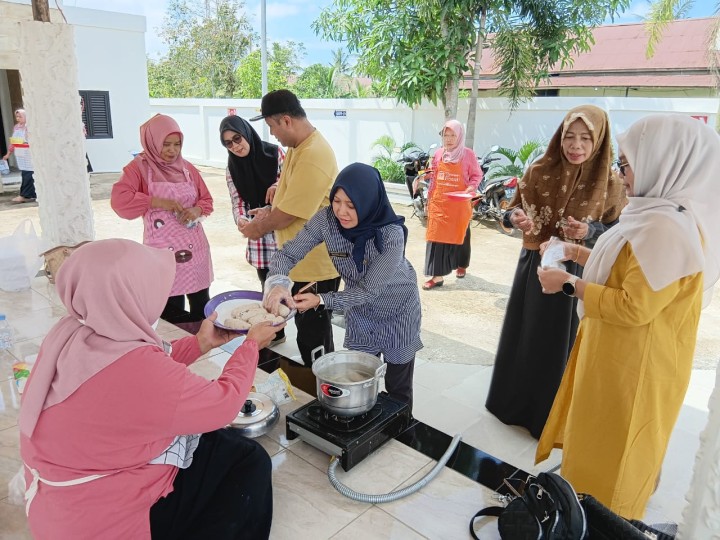 Pelatihan pembuatan makanan olahan dari ikan lele berupa kerupuk,abon dan nugget yg bersumber dari pembudidaya lele Sindang sari