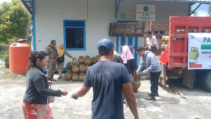 Operasi pasar untuk tabung gas elpiji 3 kg oleh Pertamina dan Disdag kota Samarinda sebanyak 360 tabung dgn harga Rp.18.000/tabung bagi warga  kel.sindang sari,Makroman dan pulau atas.