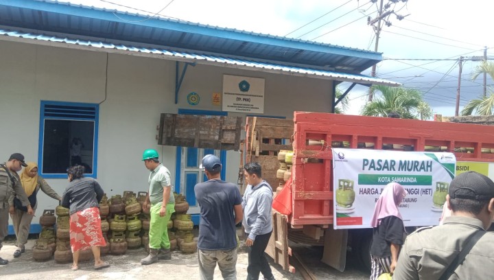 Operasi pasar untuk tabung gas elpiji 3 kg oleh Pertamina dan Disdag kota Samarinda sebanyak 360 tabung dgn harga Rp.18.000/tabung bagi warga  kel.sindang sari,Makroman dan pulau atas.