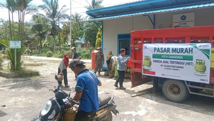 Operasi pasar untuk tabung gas elpiji 3 kg oleh Pertamina dan Disdag kota Samarinda sebanyak 360 tabung dgn harga Rp.18.000/tabung bagi warga  kel.sindang sari,Makroman dan pulau atas.