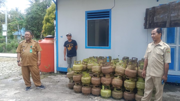 Operasi pasar untuk tabung gas elpiji 3 kg oleh Pertamina dan Disdag kota Samarinda sebanyak 360 tabung dgn harga Rp.18.000/tabung bagi warga  kel.sindang sari,Makroman dan pulau atas.