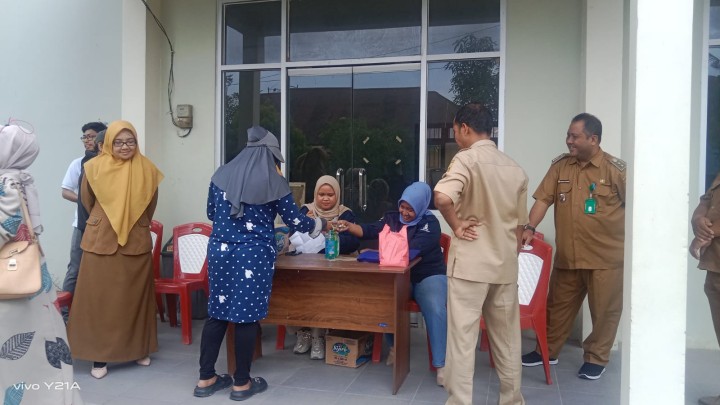 Operasi pasar untuk tabung gas elpiji 3 kg oleh Pertamina dan Disdag kota Samarinda sebanyak 360 tabung dgn harga Rp.18.000/tabung bagi warga  kel.sindang sari,Makroman dan pulau atas.