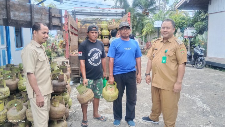 Operasi pasar untuk tabung gas elpiji 3 kg oleh Pertamina dan Disdag kota Samarinda sebanyak 360 tabung dgn harga Rp.18.000/tabung bagi warga  kel.sindang sari,Makroman dan pulau atas.