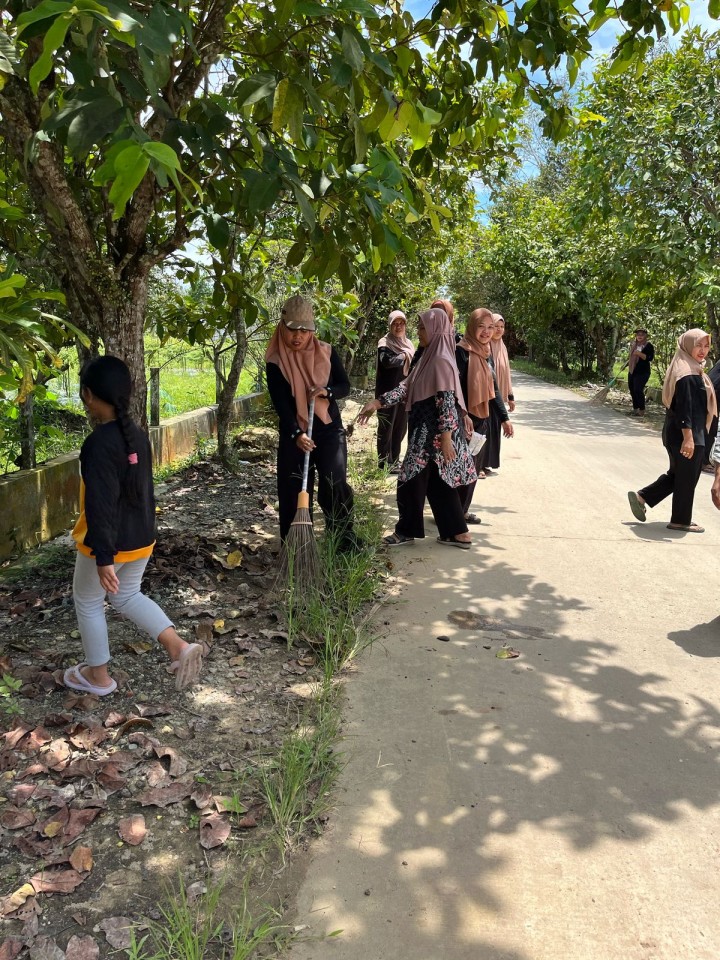 Aksi kegiatan gotong royong oleh kader Dasawisma RT.01 Sindang Sari di hadiri oleh babinkhamtibmas.
