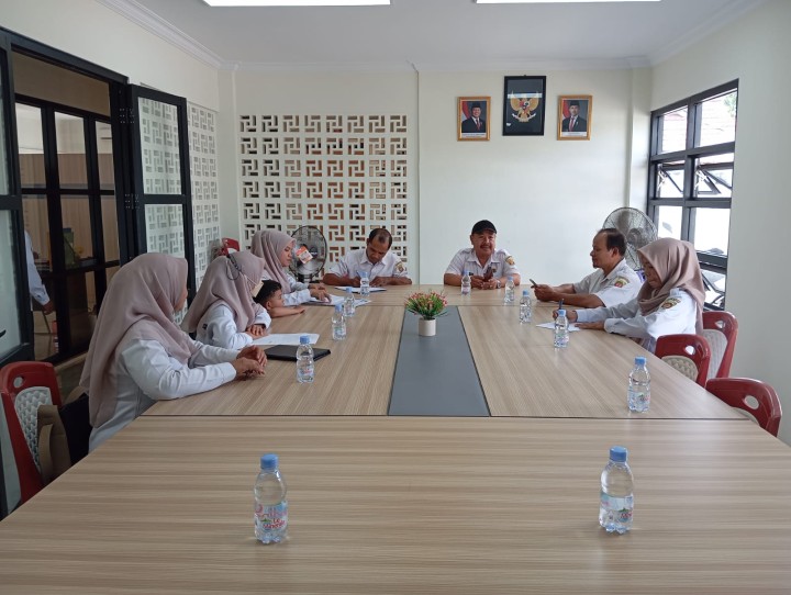 Evaluasi monitoring SAKIP dan program kegiatan Kelurahan Sindang Sari tahun 2024 oleh tim kecamatan Sambutan.