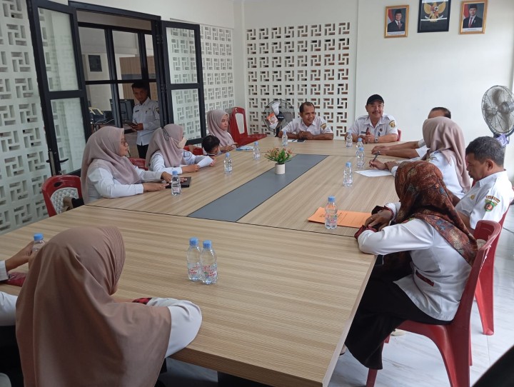 Evaluasi monitoring SAKIP dan program kegiatan Kelurahan Sindang Sari tahun 2024 oleh tim kecamatan Sambutan.