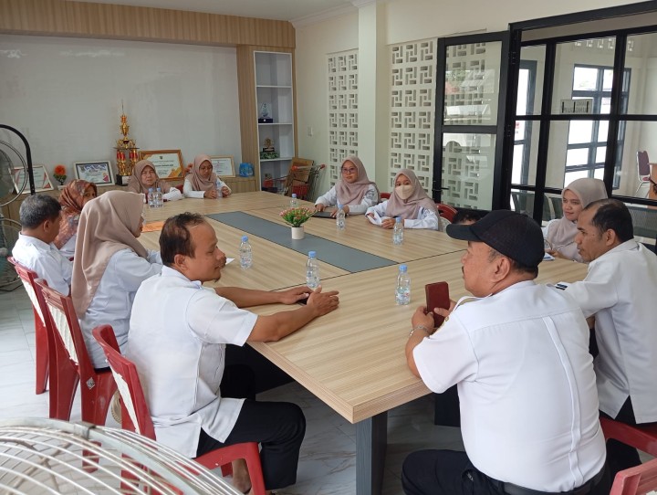 Evaluasi monitoring SAKIP dan program kegiatan Kelurahan Sindang Sari tahun 2024 oleh tim kecamatan Sambutan.