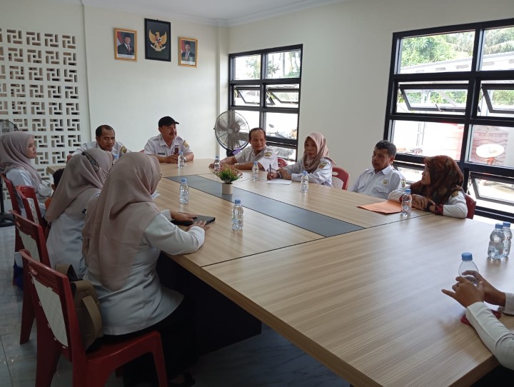 Evaluasi monitoring SAKIP dan program kegiatan Kelurahan Sindang Sari tahun 2024 oleh tim kecamatan Sambutan.
