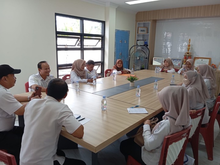 Evaluasi monitoring SAKIP dan program kegiatan Kelurahan Sindang Sari tahun 2024 oleh tim kecamatan Sambutan.