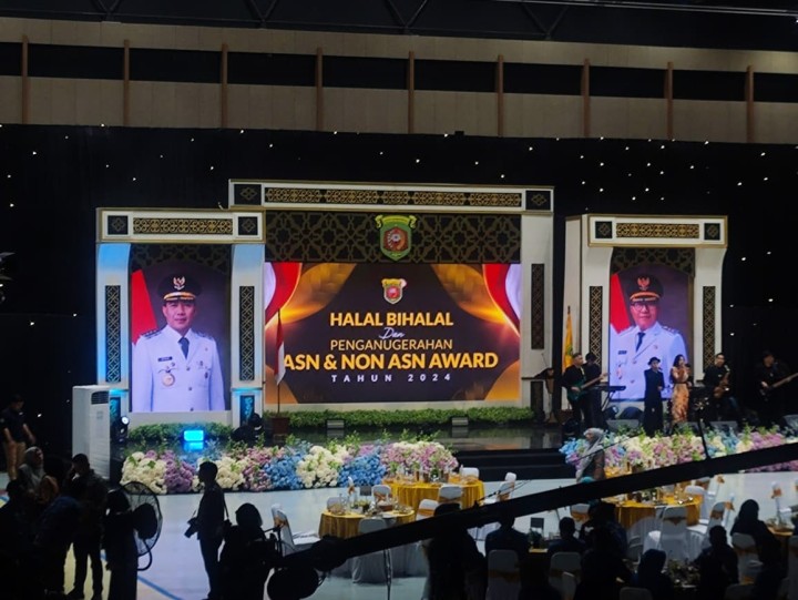 Menghadiri Penganugrahan ASN dan NON ASN AWARD Tahun 2024 di lingkungan Pemerintah Kota Samarinda