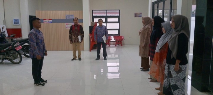 Rutinitas apel pagi di Pemerintahan Kantor Kelurahan Sindang Sari.