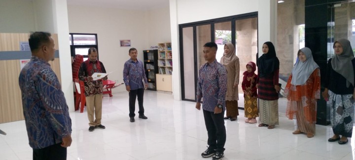 Rutinitas apel pagi di Pemerintahan Kantor Kelurahan Sindang Sari.