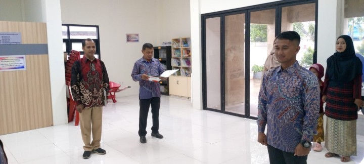 Rutinitas apel pagi di Pemerintahan Kantor Kelurahan Sindang Sari.