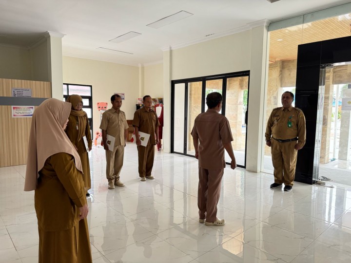 Rutinitas apel pagi di Pemerintahan Kelurahan Sindang Sari.