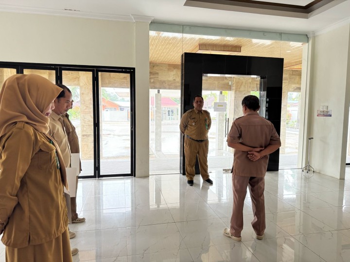 Rutinitas apel pagi di Pemerintahan Kelurahan Sindang Sari.