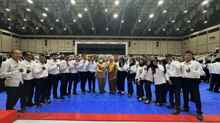 Penyerahan Surat Keputusan Bagi PPPK JF Guru, Kesehatan & Teknis.