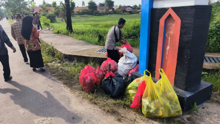 Aksi kegiatan Literasi lingkungan oleh kelurahan Sindang sari , guru serta murid murid sekolah dengan kegiatan kerjabakti dan pungut sampah sepanjang jalan utama, jalan pemukiman warga dan sekolah.  Kegiatan diikuti oleh seluruh pegawai kelurahan ,para guru kelas SD,MI,TK dan PAUD