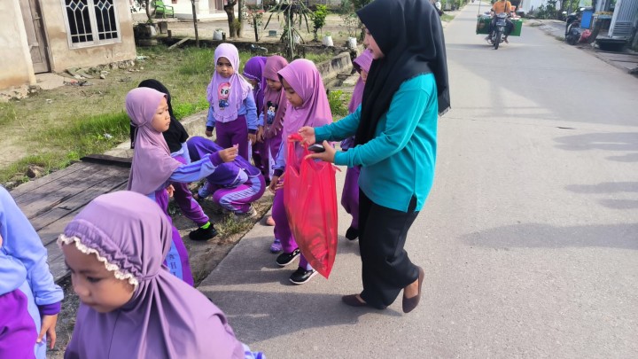 Aksi kegiatan Literasi lingkungan oleh kelurahan Sindang sari , guru serta murid murid sekolah dengan kegiatan kerjabakti dan pungut sampah sepanjang jalan utama, jalan pemukiman warga dan sekolah.  Kegiatan diikuti oleh seluruh pegawai kelurahan ,para guru kelas SD,MI,TK dan PAUD