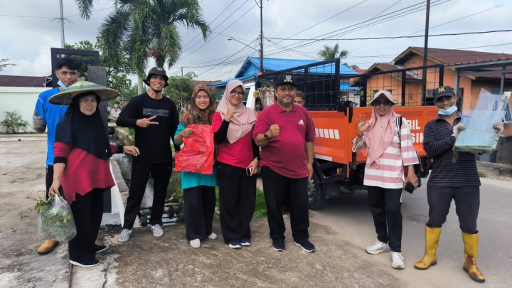 Aksi kegiatan Literasi lingkungan oleh kelurahan Sindang sari , guru serta murid murid sekolah dengan kegiatan kerjabakti dan pungut sampah sepanjang jalan utama, jalan pemukiman warga dan sekolah.  Kegiatan diikuti oleh seluruh pegawai kelurahan ,para guru kelas SD,MI,TK dan PAUD