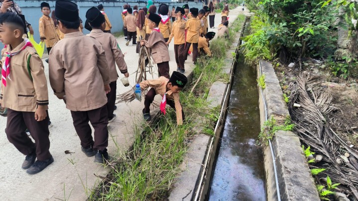 Aksi kegiatan Literasi lingkungan oleh kelurahan Sindang sari , guru serta murid murid sekolah dengan kegiatan kerjabakti dan pungut sampah sepanjang jalan utama, jalan pemukiman warga dan sekolah.  Kegiatan diikuti oleh seluruh pegawai kelurahan ,para guru kelas SD,MI,TK dan PAUD