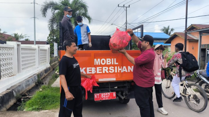 Aksi kegiatan Literasi lingkungan oleh kelurahan Sindang sari , guru serta murid murid sekolah dengan kegiatan kerjabakti dan pungut sampah sepanjang jalan utama, jalan pemukiman warga dan sekolah.  Kegiatan diikuti oleh seluruh pegawai kelurahan ,para guru kelas SD,MI,TK dan PAUD