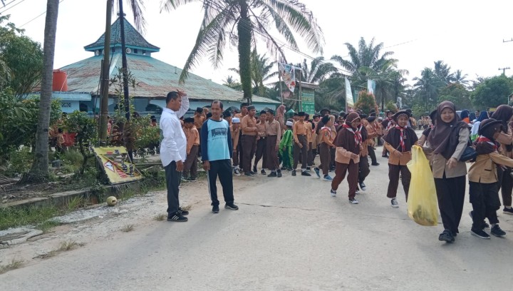 Aksi kegiatan Literasi lingkungan oleh kelurahan Sindang sari , guru serta murid murid sekolah dengan kegiatan kerjabakti dan pungut sampah sepanjang jalan utama, jalan pemukiman warga dan sekolah.  Kegiatan diikuti oleh seluruh pegawai kelurahan ,para guru kelas SD,MI,TK dan PAUD