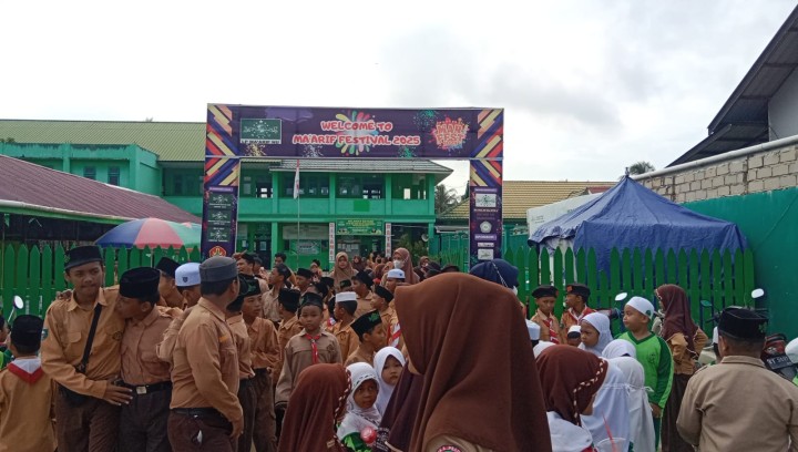 Aksi kegiatan Literasi lingkungan oleh kelurahan Sindang sari , guru serta murid murid sekolah dengan kegiatan kerjabakti dan pungut sampah sepanjang jalan utama, jalan pemukiman warga dan sekolah.  Kegiatan diikuti oleh seluruh pegawai kelurahan ,para guru kelas SD,MI,TK dan PAUD