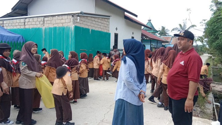 Aksi kegiatan Literasi lingkungan oleh kelurahan Sindang sari , guru serta murid murid sekolah dengan kegiatan kerjabakti dan pungut sampah sepanjang jalan utama, jalan pemukiman warga dan sekolah.  Kegiatan diikuti oleh seluruh pegawai kelurahan ,para guru kelas SD,MI,TK dan PAUD