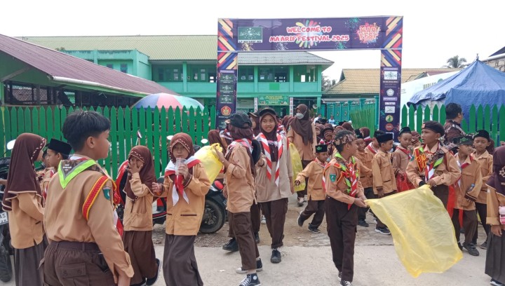 Aksi kegiatan Literasi lingkungan oleh kelurahan Sindang sari , guru serta murid murid sekolah dengan kegiatan kerjabakti dan pungut sampah sepanjang jalan utama, jalan pemukiman warga dan sekolah.  Kegiatan diikuti oleh seluruh pegawai kelurahan ,para guru kelas SD,MI,TK dan PAUD