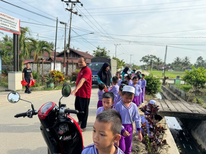 Aksi kegiatan Literasi lingkungan oleh kelurahan Sindang sari , guru serta murid murid sekolah dengan kegiatan kerjabakti dan pungut sampah sepanjang jalan utama, jalan pemukiman warga dan sekolah.  Kegiatan diikuti oleh seluruh pegawai kelurahan ,para guru kelas SD,MI,TK dan PAUD