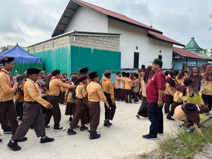 Aksi kegiatan Literasi lingkungan oleh kelurahan Sindang sari , guru serta murid murid sekolah dengan kegiatan kerjabakti dan pungut sampah sepanjang jalan utama, jalan pemukiman warga dan sekolah.  Kegiatan diikuti oleh seluruh pegawai kelurahan ,para guru kelas SD,MI,TK dan PAUD