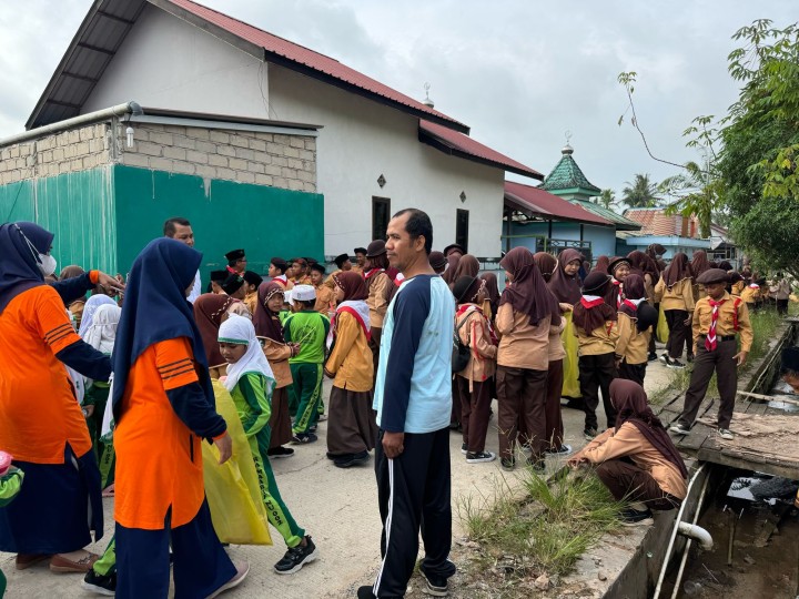 Aksi kegiatan Literasi lingkungan oleh kelurahan Sindang sari , guru serta murid murid sekolah dengan kegiatan kerjabakti dan pungut sampah sepanjang jalan utama, jalan pemukiman warga dan sekolah.  Kegiatan diikuti oleh seluruh pegawai kelurahan ,para guru kelas SD,MI,TK dan PAUD