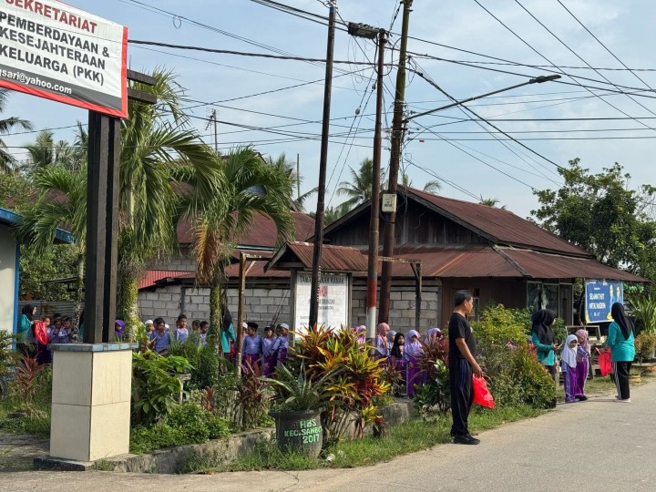 Aksi kegiatan Literasi lingkungan oleh kelurahan Sindang sari , guru serta murid murid sekolah dengan kegiatan kerjabakti dan pungut sampah sepanjang jalan utama, jalan pemukiman warga dan sekolah.  Kegiatan diikuti oleh seluruh pegawai kelurahan ,para guru kelas SD,MI,TK dan PAUD