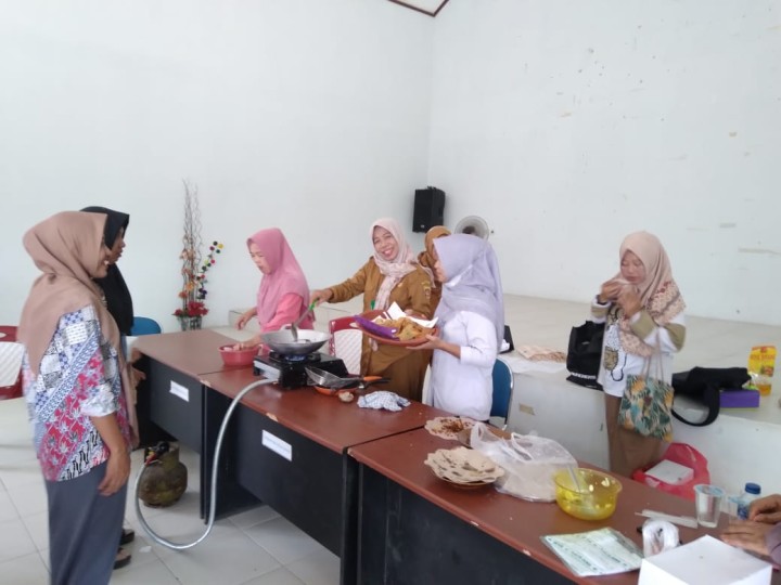 Kegiatan edukasi pemberian makanan tambahan(PMT) lokal di Sindang sari oleh puskesmas.kader pos yandu dan orang tua balita.