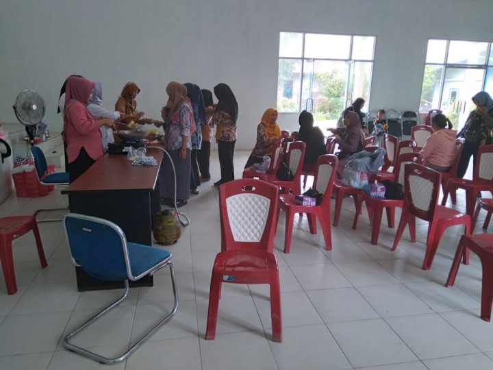 Kegiatan edukasi pemberian makanan tambahan(PMT) lokal di Sindang sari oleh puskesmas.kader pos yandu dan orang tua balita.