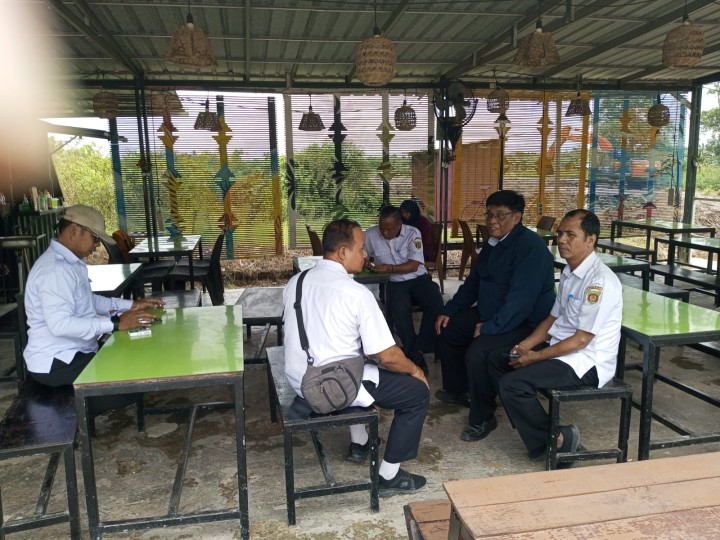 Koordinasi tentang pembersihan parit besar di lingkungan kelurahan makroman dan Sindangsari dengan pengawas dari Kementerian PUPR.