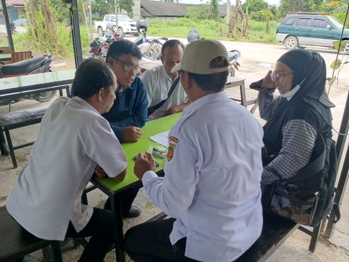 Koordinasi tentang pembersihan parit besar di lingkungan kelurahan makroman dan Sindangsari dengan pengawas dari Kementerian PUPR.