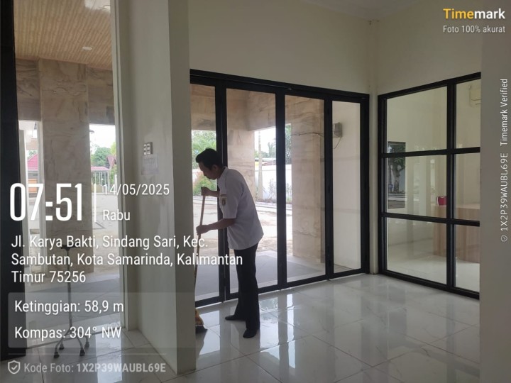 Aksi 15 menit bersih-bersih kantor setelah libur panjang di awali dengan bismilah seluruh staf kelurahan.