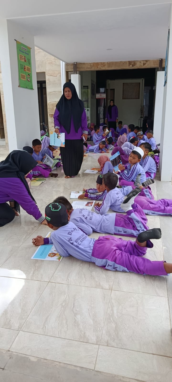 Kegiatan kunjungan siswa siswi TK DAHLIA ke perpustakaan Kel. Sindamg Sari dalam rangka Peningkatan Layanan Perpustakaan Berbasis Inklusi Sosial.
