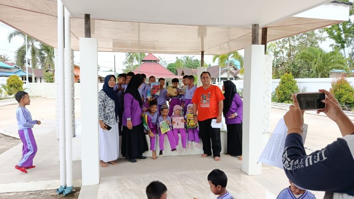 Kegiatan kunjungan siswa siswi TK DAHLIA ke perpustakaan Kel. Sindamg Sari dalam rangka Peningkatan Layanan Perpustakaan Berbasis Inklusi Sosial.
