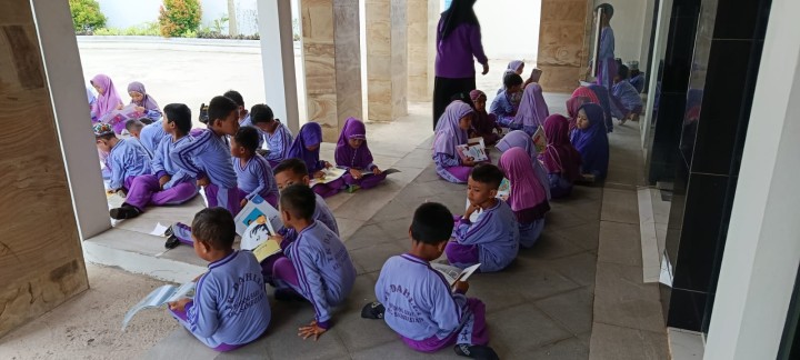 Kegiatan kunjungan siswa siswi TK DAHLIA ke perpustakaan Kel. Sindamg Sari dalam rangka Peningkatan Layanan Perpustakaan Berbasis Inklusi Sosial.