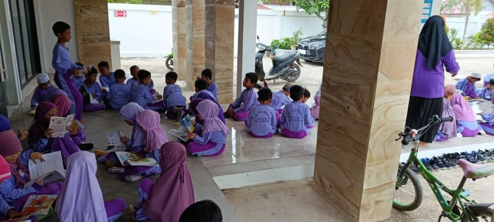 Kegiatan kunjungan siswa siswi TK DAHLIA ke perpustakaan Kel. Sindamg Sari dalam rangka Peningkatan Layanan Perpustakaan Berbasis Inklusi Sosial.