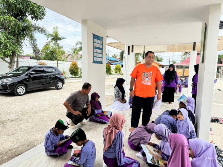 Kegiatan kunjungan siswa siswi TK DAHLIA ke perpustakaan Kel. Sindamg Sari dalam rangka Peningkatan Layanan Perpustakaan Berbasis Inklusi Sosial.