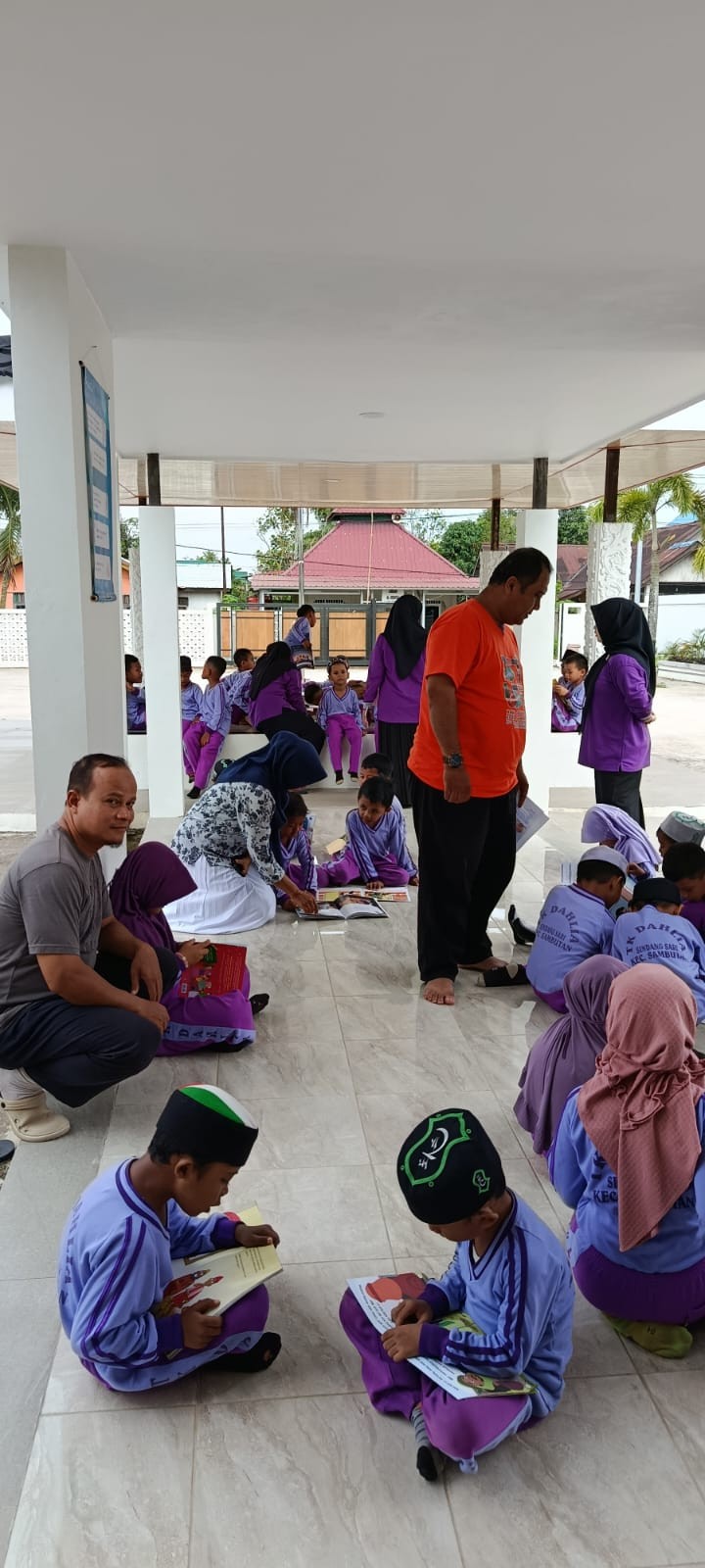 Kegiatan kunjungan siswa siswi TK DAHLIA ke perpustakaan Kel. Sindamg Sari dalam rangka Peningkatan Layanan Perpustakaan Berbasis Inklusi Sosial.