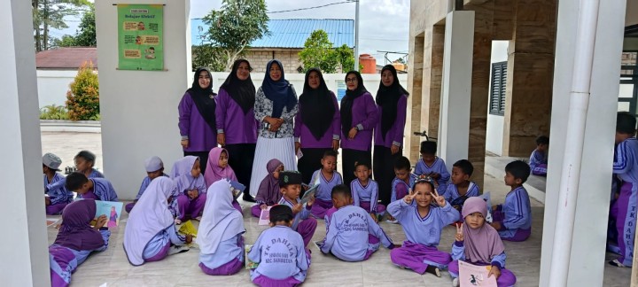 Kegiatan kunjungan siswa siswi TK DAHLIA ke perpustakaan Kel. Sindamg Sari dalam rangka Peningkatan Layanan Perpustakaan Berbasis Inklusi Sosial.